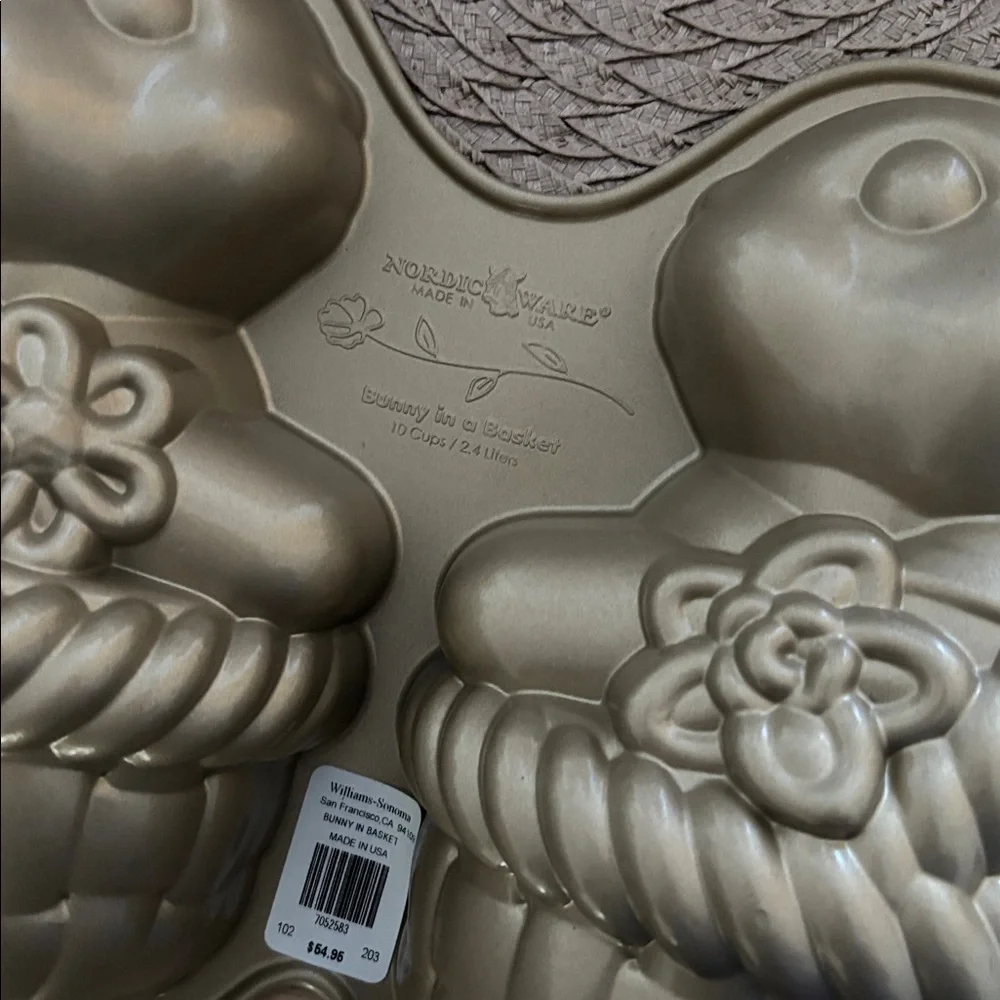Williams Sonoma Nordic Ware Nonstick Cast Aluminum Easter Bunny Pan